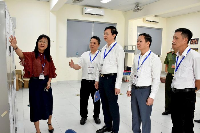 Kiểm tra khu vực bảo quản đề thi, bài thi. Ảnh: Phạm Thảo. 