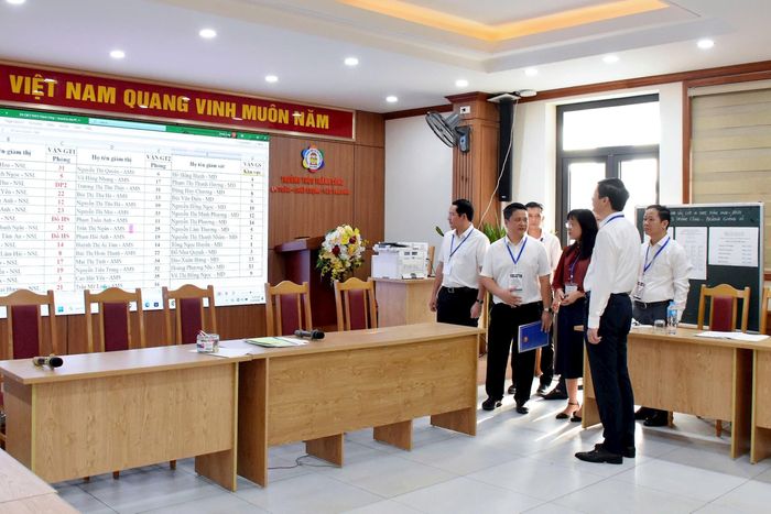 Ban Chỉ đạo thi, tuyển sinh thành phố kiểm tra công tác tổ chức kỳ thi. Ảnh: Phạm Thảo. 