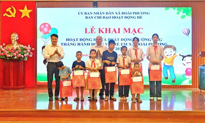 Trao quà động viên thiếu nhi nhân dịp khai mạc hoạt động hè. Ảnh: Thu Phương