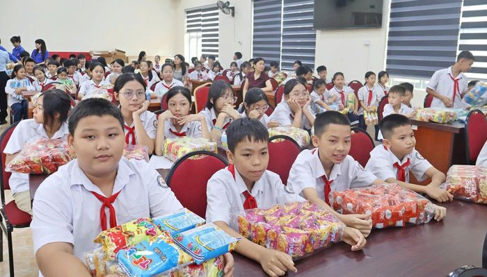 Thiếu nhi tham gia lễ khai mạc hè trong không khí sôi nổi, vui tươi. Ảnh: Thu Phương