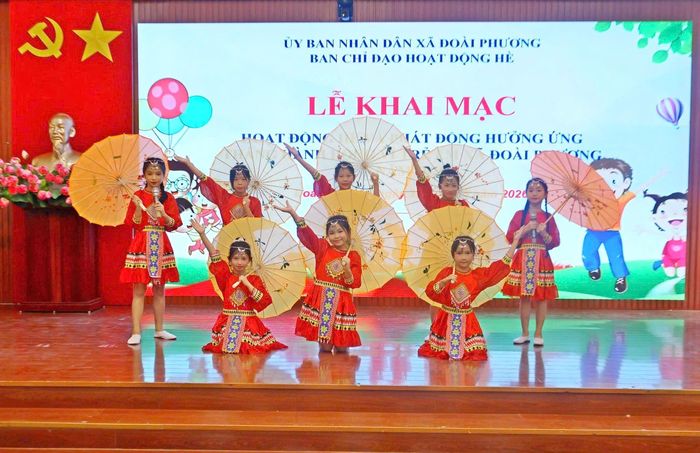 Các em thiếu nhi biểu diễn văn nghệ tại lễ khai mạc hè. Ảnh: Thu Phương