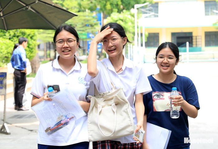 Chiều 30-5, thí sinh Hà Nội hoàn thành bài thi môn ngoại ngữ - kỳ thi lớp 10. Ảnh: Quang Thái