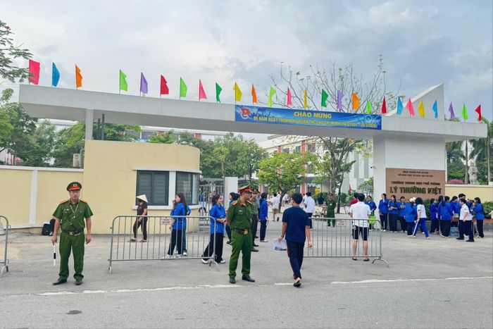 Công an phường Việt Hưng huy động 26 cán bộ, chiến sĩ cùng 30 đồng chí lực lượng an ninh cơ sở tham gia làm nhiệm vụ trong suốt thời gian diễn ra kỳ thi. Ảnh: PV