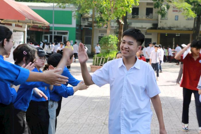 Các thí sinh được đoàn viên, thanh niên động viên trước và sau giờ thi căng thẳng. Ảnh: Thu Oanh