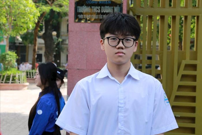Thí sinh Lê Nguyễn Quang Huy - Trường THCS Lê Lợi tự tin sau khi kết thúc môn thi tiếng Anh tại điểm thi Trường THCS Dương Nội. Ảnh: Thu Oanh