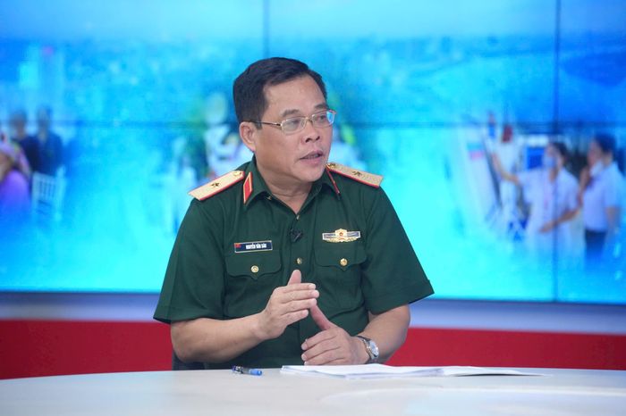 Thiếu tướng, PGS.TS Nguyễn Văn Sáu, Phó Viện trưởng Viện Chiến lược và Lịch sử quốc phòng Việt Nam, Bộ Quốc phòng trao đổi tại Chương trình. Ảnh: Phạm Hùng