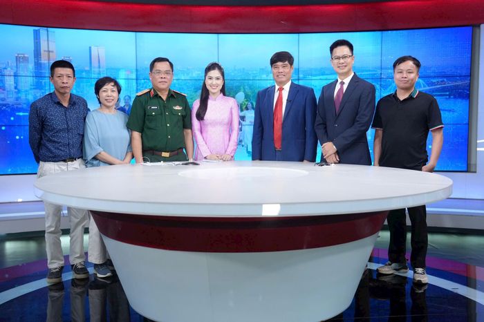 Các khách mời và ekip thực hiện Chương trình tại trường quay S1 của Cơ quan Báo và Phát thanh, Truyền hình Hà Nội. Ảnh: Phạm Hùng
