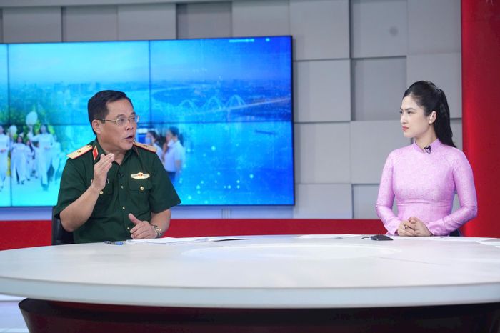 Thiếu tướng, PGS.TS Nguyễn Văn Sáu, Phó Viện trưởng Viện Chiến lược và Lịch sử quốc phòng Việt Nam, Bộ Quốc phòng trao đổi tại Chương trình. Ảnh: Phạm Hùng