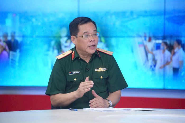 Thiếu tướng, PGS.TS Nguyễn Văn Sáu, Phó Viện trưởng Viện Chiến lược và Lịch sử quốc phòng Việt Nam, Bộ Quốc phòng trao đổi tại Chương trình. Ảnh: Phạm Hùng