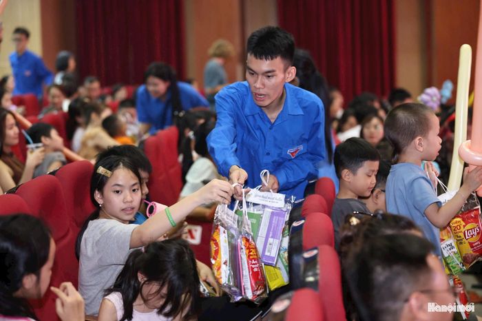 Các bạn nhỏ nhận quà từ Ban tổ chức. Ảnh: Thanh Tùng