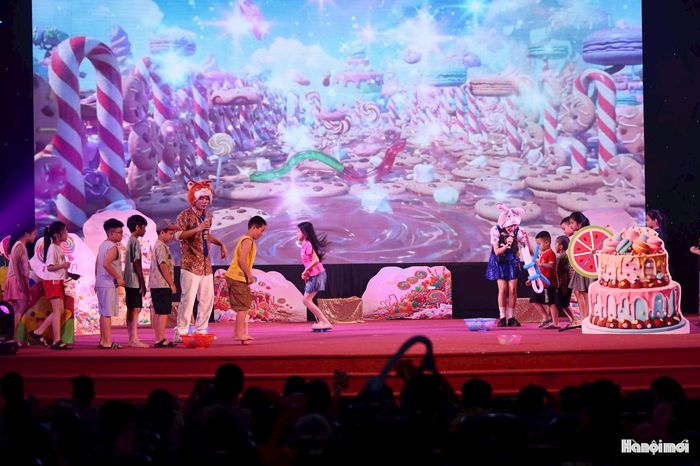 Các em thiếu nhi Trường Tiểu học Trần Phú, Hà Đông hào hứng tham dự chương trình. Ảnh: Thanh Tùng
