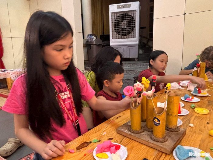 Khu trải nghiệm sáng tạo nặn tò he thu hút các bạn nhỏ. Ảnh: NM