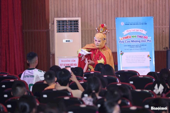 Hoạt động tương tác vui nhộn khiến các bạn nhỏ vô cùng thích thú. Ảnh: Thanh Tùng