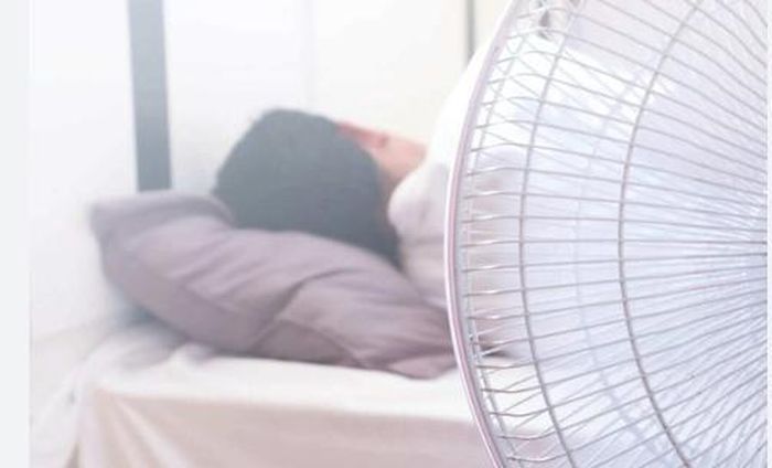 Khi ngủ, hệ miễn dịch cũng như các cơ quan nội tạng gần như rơi vào tình trạng nghỉ, việc trực tiếp hứng gió mạnh trong thời gian dài sẽ khiến cơ thể dễ bị cảm cúm, sổ mũi và đau họng. Do đó, bạn nên sử dụng quạt từ mức gió nhẹ đến trung bình.