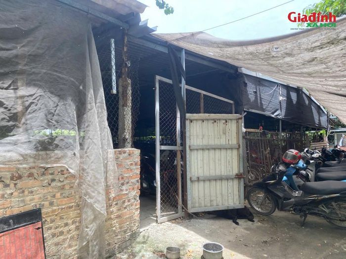 Cảnh nhếch nhác tại khu vực trông giữ phương tiện, tài sản của công nhân Sunhouse, nằm tại phía sau Nhà máy Sunhouse. Ảnh: Bảo Loan