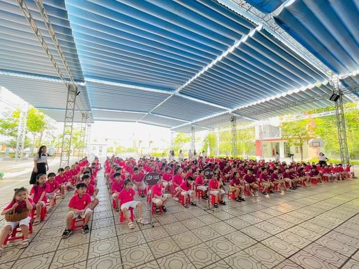 Để chuẩn bị hồ sơ cho trẻ được học trái tuyến cha mẹ cần chuẩn bị đầy đủ các loại giấy tờ theo quy định. Ảnh minh họa: TL