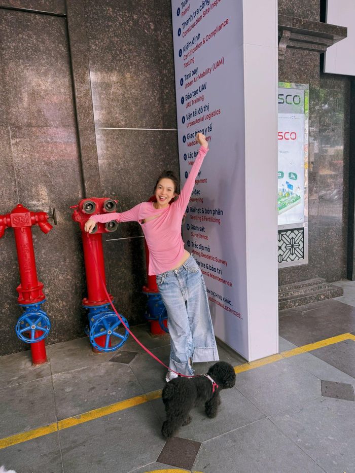 Trên mạng xã hội, nữ ca sĩ thường chia sẻ về lối sống lành mạnh, ăn chay và tập luyện thể thao để duy trì sự cân bằng trong tâm hồn và vóc dáng.