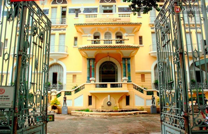  Căn biệt thự có 99 cửa 