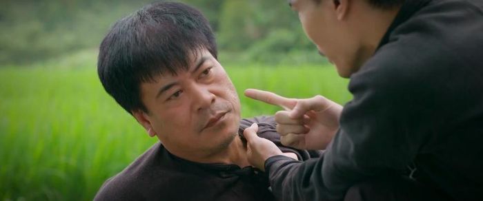 Ông Tài bị thương và nhận những lời đe dọa của một số thanh niên trong bản. Ảnh VTV