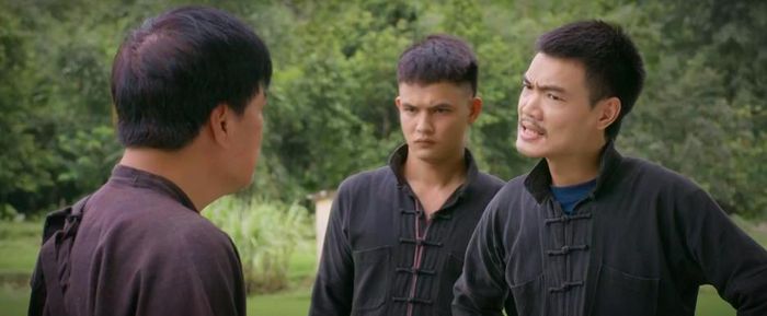Nhiều thanh niên tìm đến nhà ông Tài để yêu cầu bồi thường. Ảnh VTV