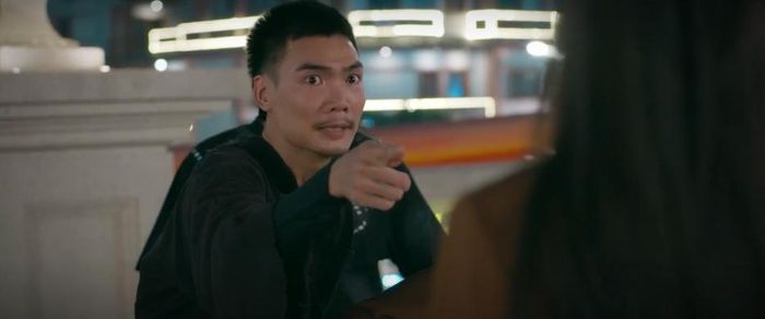 Người thanh niên trên bản đã tới gặp Vi Minh và yêu cầu cô phải nhận trách nhiệm. Ảnh VTV