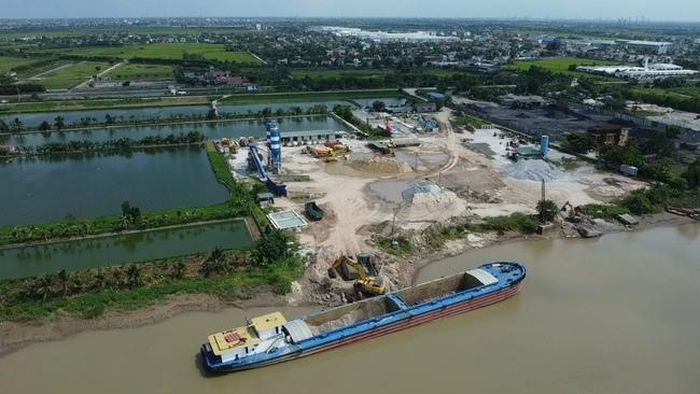 Ngoài các bất cập tại bến bãi, trạm trộn bê tông ở đây cũng chưa được cấp phép - (ảnh Nhật Tân).