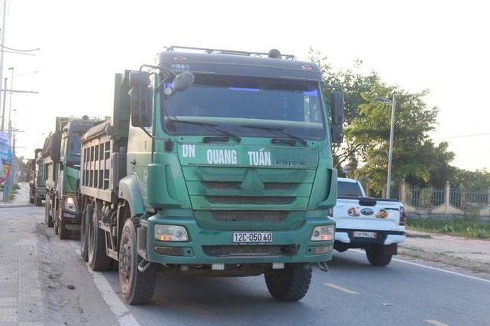 Xe tải chở vật liệu bị lực lượng CSGT tỉnh Hưng Yên xử lý sau phản ánh của Gia đình và Xã hội - (ảnh Nhật Tân).
