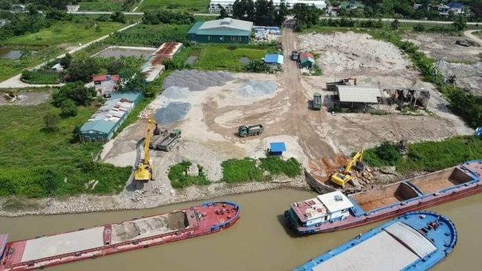 Tại các bến bãi xe tải ra vào "nhận hàng" tấp nập - (ảnh Nhật Tân).