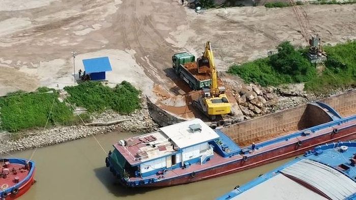 Theo Chi cục Thủy lợi tỉnh Hưng Yên, các mố cẩu ở ven sông luộc chưa được cấp phép - (ảnh Nhật Tân).