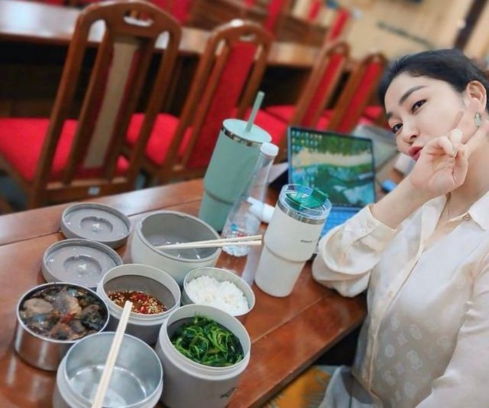 Hoa hậu Nguyễn Thị Huyền với bữa cơm giản dị ở trường.