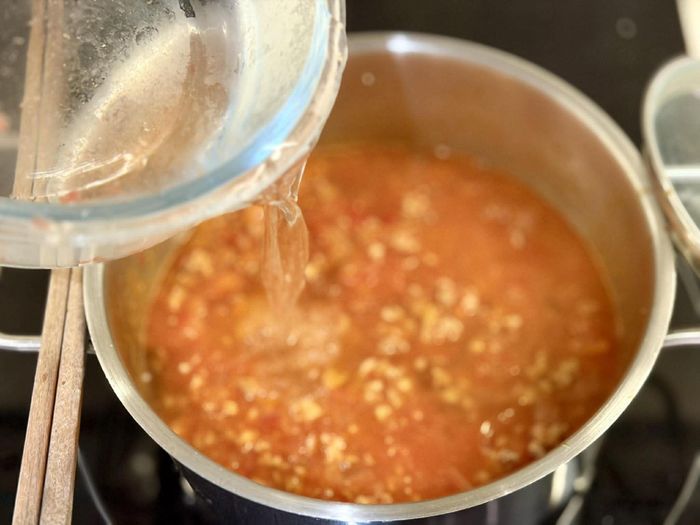 Nấu nước dùng cà chua và thịt băm (Ảnh: Hà Ngô).