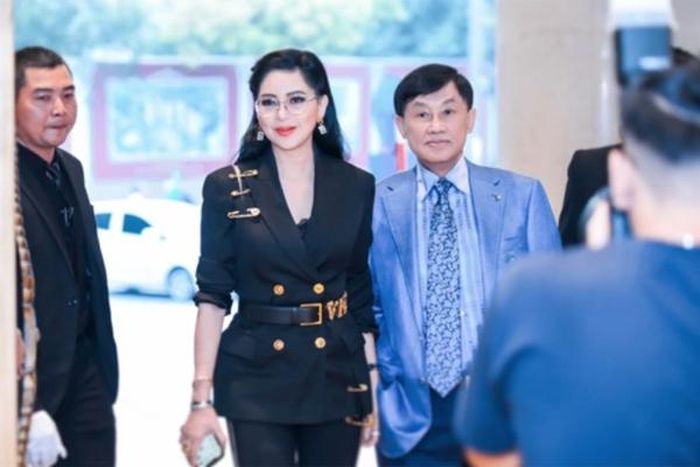 Nàng diễn viên xinh đẹp thập niên 90 gặp gỡ ông "vua hàng hiệu" nhờ nghề tiếp viên hàng không.