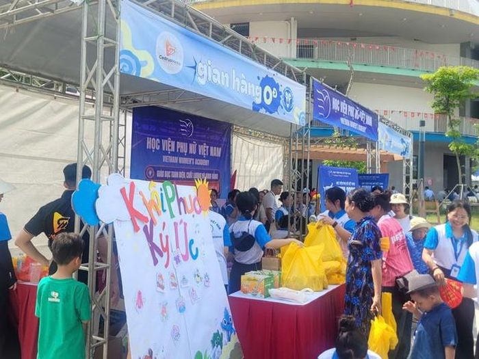 Các gian hàng 0 đồng được nhiều phụ huynh và em nhỏ quan tâm. Ảnh PT