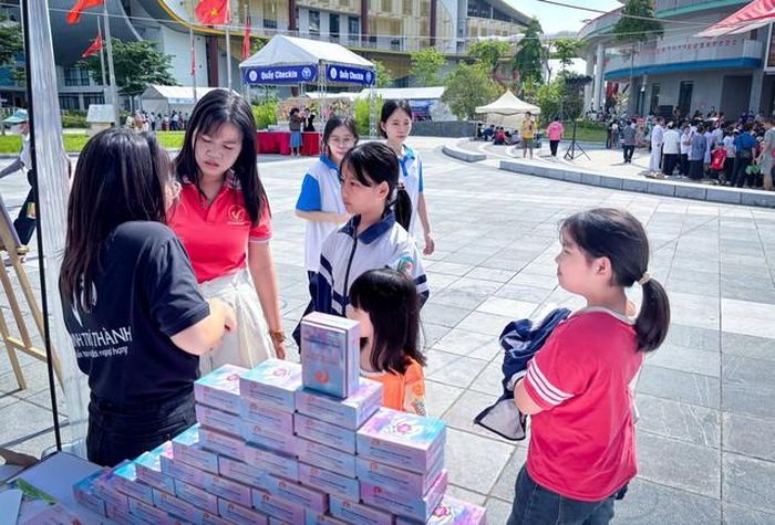 Các em nhỏ thích thú khi tham quan tại các gian hàng