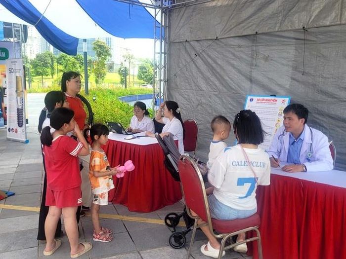Hoạt động thăm khám sức khỏe miễn phí cho trẻ em cũng diễn ra tại ngày hội. Ảnh PT