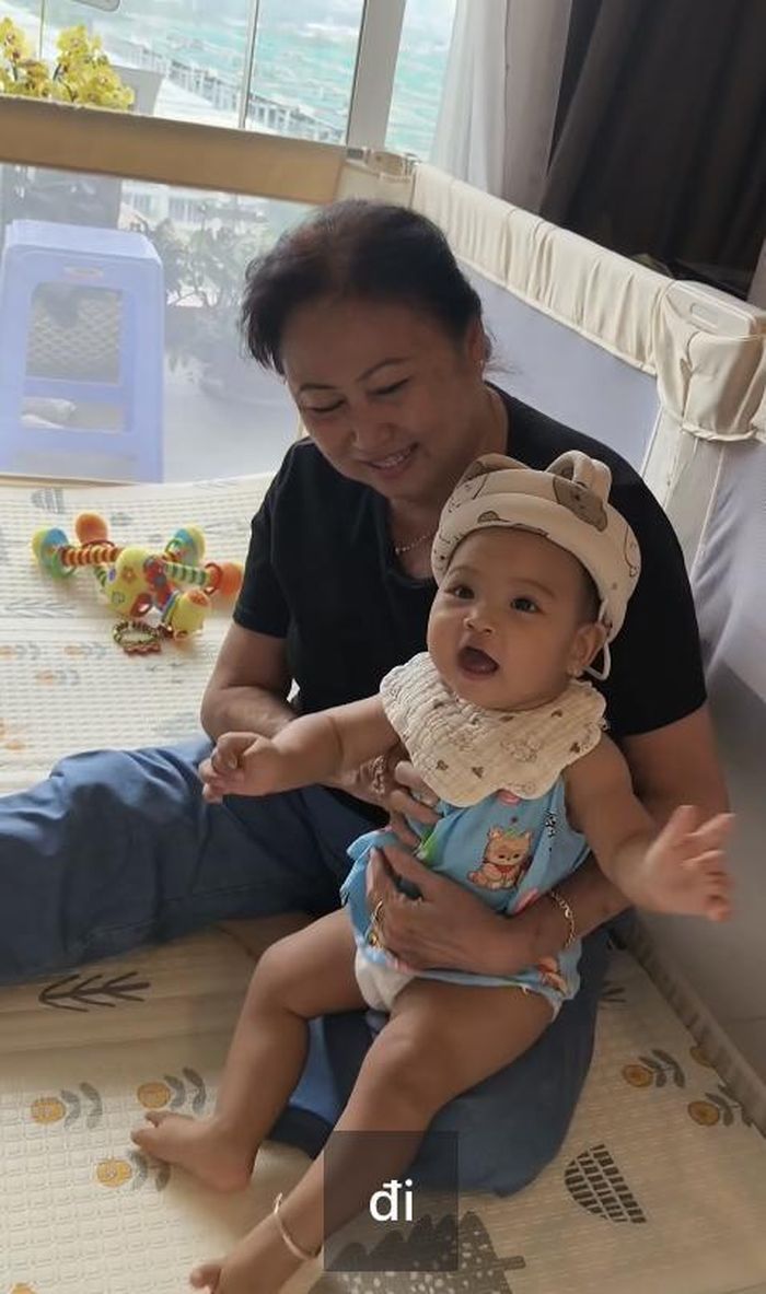 Hình ảnh đáng yêu của Harley khi chơi cùng ông bà nội.
