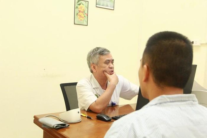 PGS.TS Bùi Quang Huy - Chủ nhiệm Khoa Tâm thần, Bệnh viện Quân y 103 thăm khám cho bệnh nhân. Ảnh: Đan Tâm.