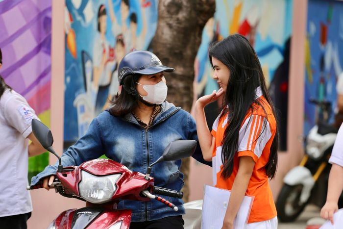 Tại điểm thi Trường THCS Thanh Xuân Nam, không khí nhộn nhịp từ sáng sớm khi thí sinh và phụ huynh tập trung đông đảo, sẵn sàng cho môn thi đầu tiên.