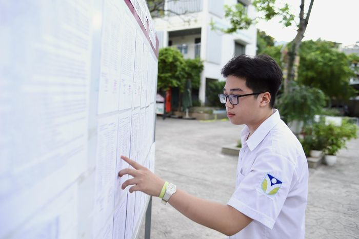 Thí sinh kiểm tra kỹ số báo danh trước khi vào phòng thi.