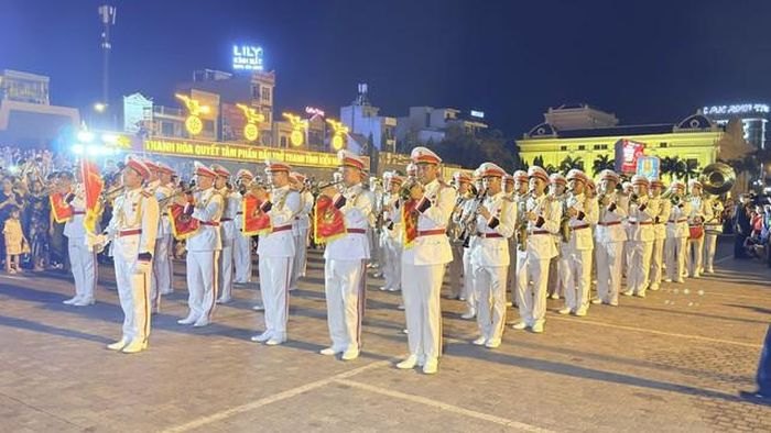 Đoàn Nghi lễ Công an Nhân dân biểu diễn các bản nhạc kết hợp diễu hành.