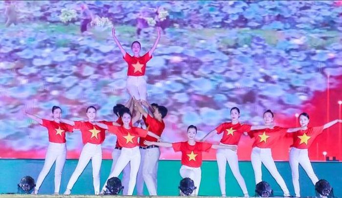 Tiết mục văn nghệ do các ca sĩ, vũ công Trung tâm Văn hóa - Nghệ thuật Lam Sơn biểu diễn.