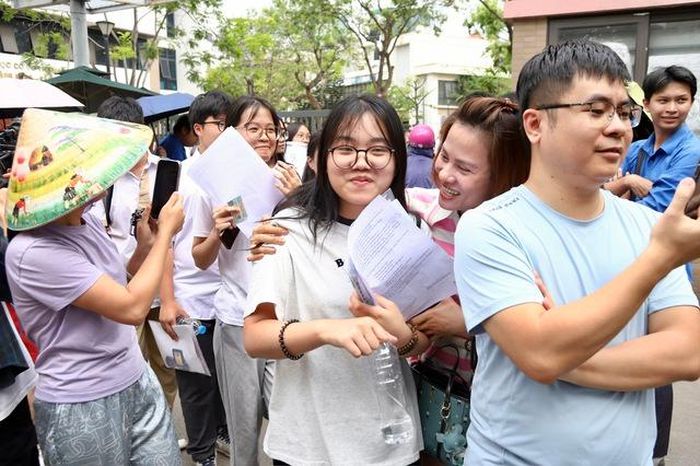 Phụ huynh đón con trong niềm vui phấn khởi khi thấy các con bước ra với tâm thế nhẹ nhàng, thoải mái.