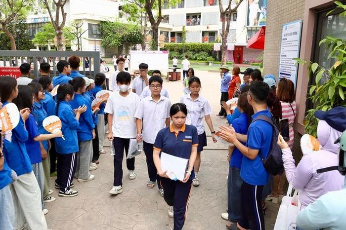 Nhiều thí sinh nhanh chóng rời điểm thi để về nhà nghỉ ngơi, tranh thủ tái tạo năng lượng cho buổi thi kế tiếp.