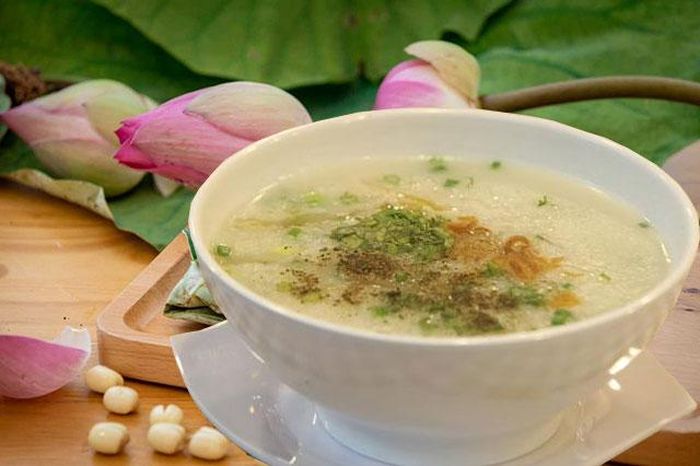 Cháo lá sen - đậu xanh thích hợp với người nóng trong, đầy bụng, ăn uống kém trong mùa hè.