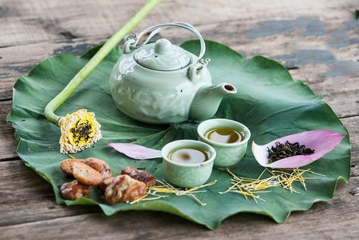 Trà lá sen hỗ trợ kiểm soát cân nặng.