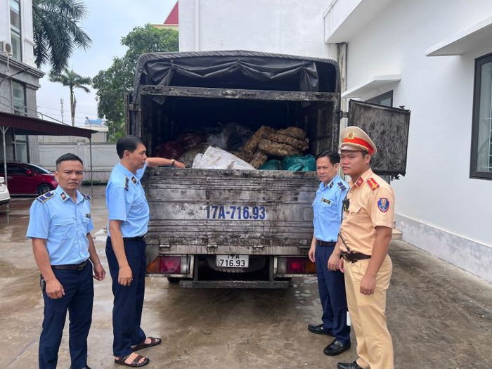 Đội CSGT đường bộ số 3 bàn giao toàn bộ tang vật cho lực lượng QLTT tiếp tục xác minh, xử lý theo quy định của pháp luật. Ảnh: Cơ quan Công an.
