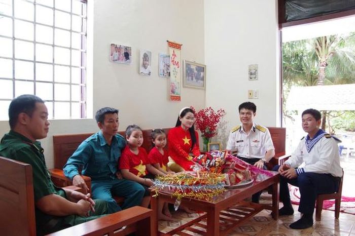 Cán bộ, chiến sĩ và các gia đình ở Trường Sa chuẩn bị chu đáo lồng đèn, quà... cho các cháu đón Tết Thiếu nhi.