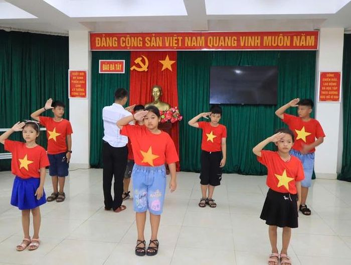Các cháu nhỏ trên đảo Đá Tây (Đặc khu Trường Sa) khẩn trương tập luyện các tiết mục đặc sắc biểu diễn trong dịp Tết Thiếu nhi.