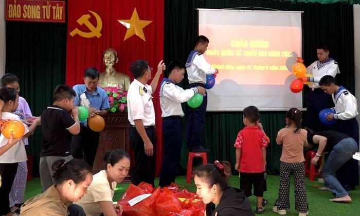 Không khí khẩn trương chuẩn bị Tết Thiếu nhi ở đảo Song Tử Tây (Đặc khu Trường Sa).