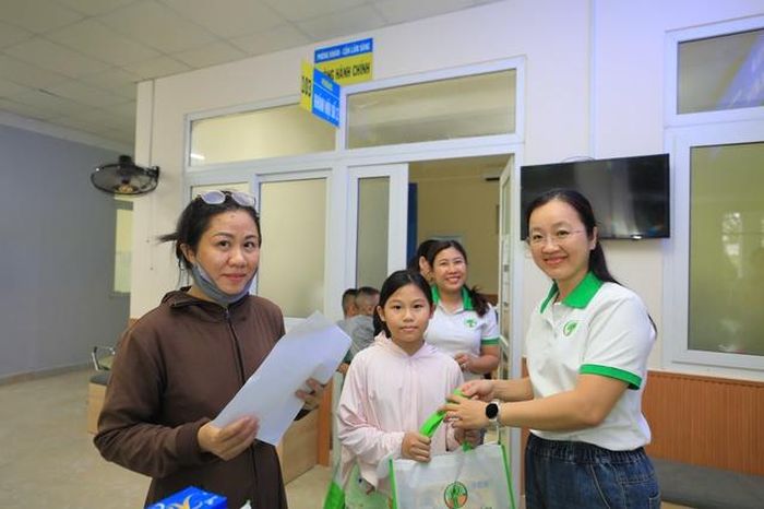 Bộ Tư lệnh Vùng 4 Hải quân phối hợp với Bệnh viện Nhi đồng 2 (TPHCM) tổ chức chương trình khám bệnh, phát thuốc cho con em gia đình cán bộ, chiến sĩ.